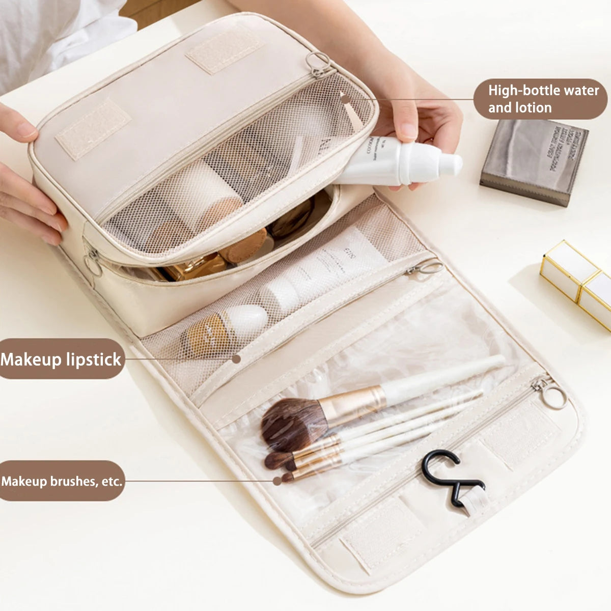 Un sac de voyage multifonctionnel qui peut être suspendu avec séparation sèche et humide, une trousse de toilette et de rangement à main, un ensemble