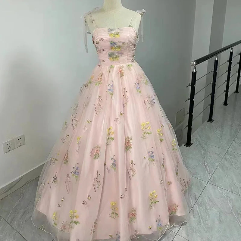 Robe de soirée longue de luxe brodée de fleurs, collection été 2025, idéale pour les bals, les mariages et les séances photo. Parfaite pour les fêtes et les réceptions formelles