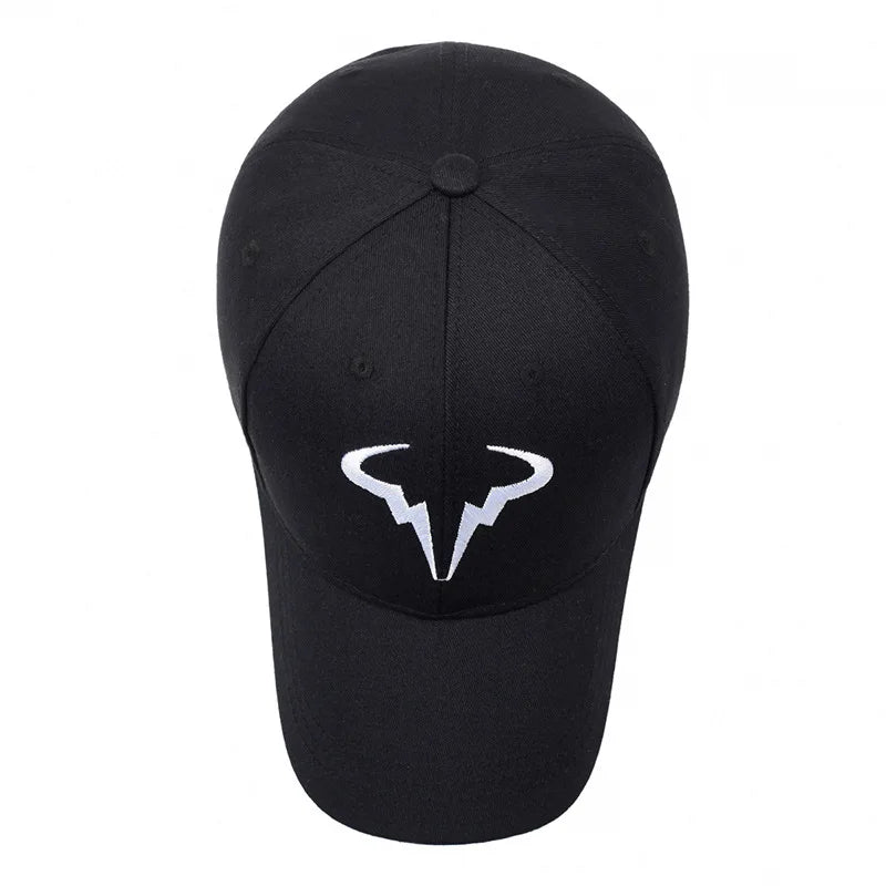 Casquette de baseball noire élégante avec logo unique en forme de corne de taureau blanc, idéale pour un usage quotidien et les activités de plein air