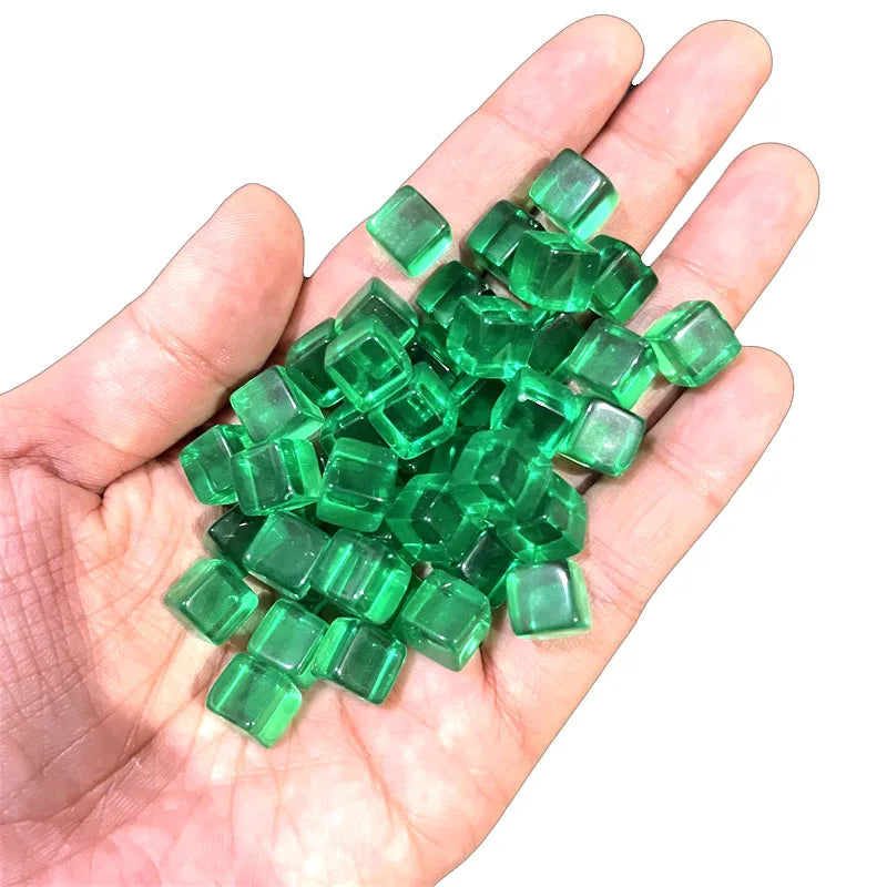 Lot de 100 dés cubiques transparents de 8 mm, pièces d'échecs, jetons, dés en cristal à coins carrés transparents pour jeux de société et puzzles