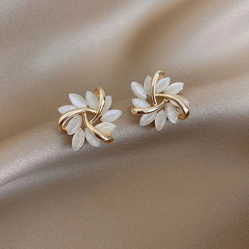Boucles d'oreilles à fleurs d'huile goutte à goutte de couleur blanche pour femmes, clou d'oreille en galvanoplastie à quatre pétales, nouveaux bijoux Vintage pour filles à la mode