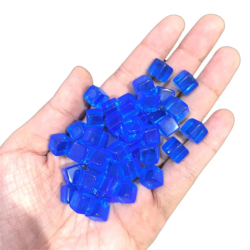 Lot de 100 dés cubiques transparents de 8 mm, pièces d'échecs, jetons, dés en cristal à coins carrés transparents pour jeux de société et puzzles