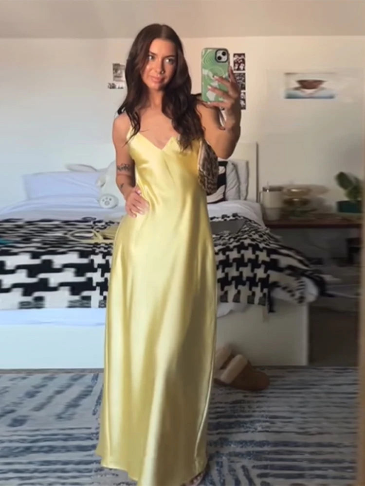 Robe longue dos nu élégante en satin jaune sexy à bretelles, col bandoulière, collection 2025 pour femmes. Peignoirs de plage tendance pour femmes