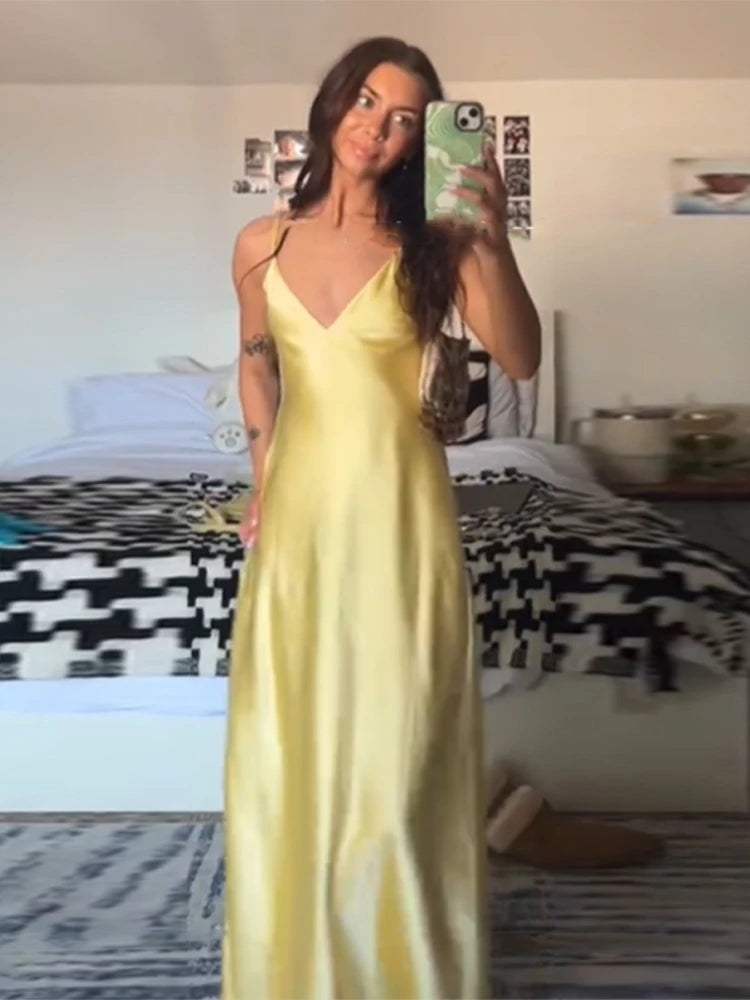 Robe longue dos nu élégante en satin jaune sexy à bretelles, col bandoulière, collection 2025 pour femmes. Peignoirs de plage tendance pour femmes