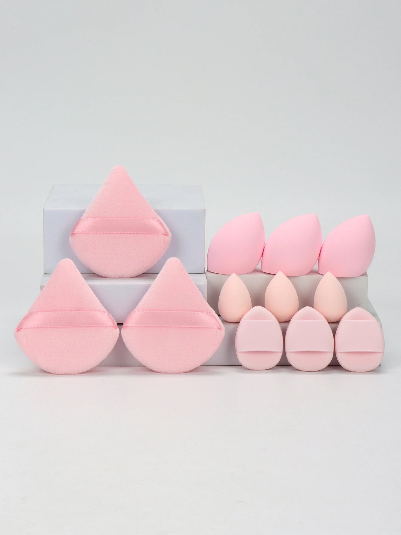 Ensemble de 12 éponges à maquillage tout usage, composé de 3 houppettes à poudre libre, 3 mini houppettes coussin d'air, 3 œufs de beauté et 3 mini éponges à maquillage.