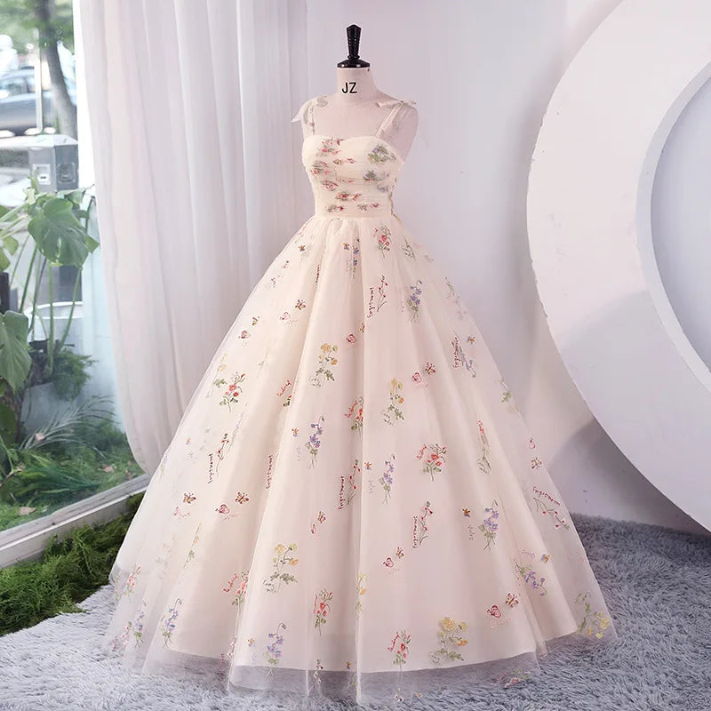 Robe de soirée longue de luxe brodée de fleurs, collection été 2025, idéale pour les bals, les mariages et les séances photo. Parfaite pour les fêtes et les réceptions formelles