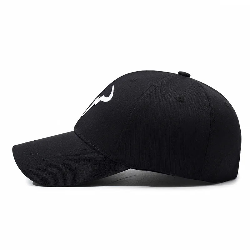 Casquette de baseball noire élégante avec logo unique en forme de corne de taureau blanc, idéale pour un usage quotidien et les activités de plein air