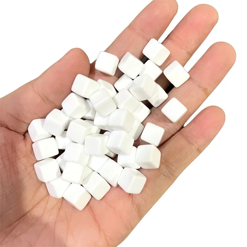 Lot de 100 dés cubiques transparents de 8 mm, pièces d'échecs, jetons, dés en cristal à coins carrés transparents pour jeux de société et puzzles