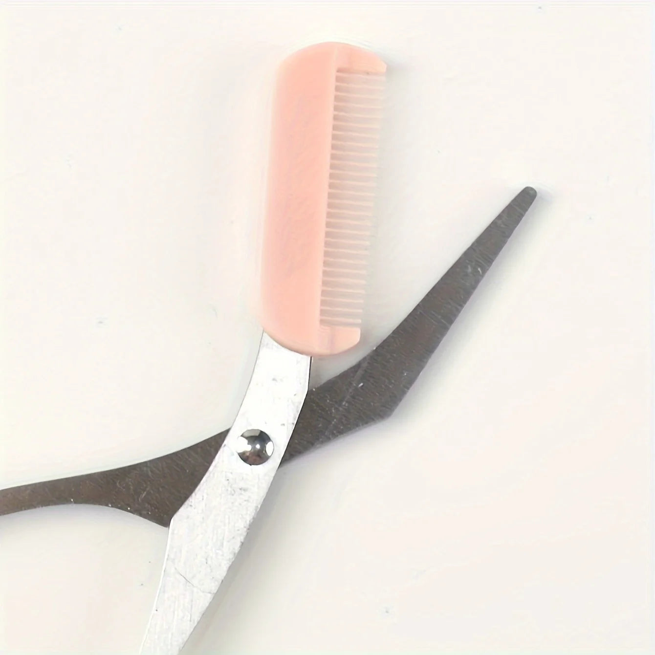 Ciseaux de rasoir à sourcils en acier inoxydable, tondeuse anti-rayures sûre pour débutants, outil de beauté tranchant en croissant, multicolore