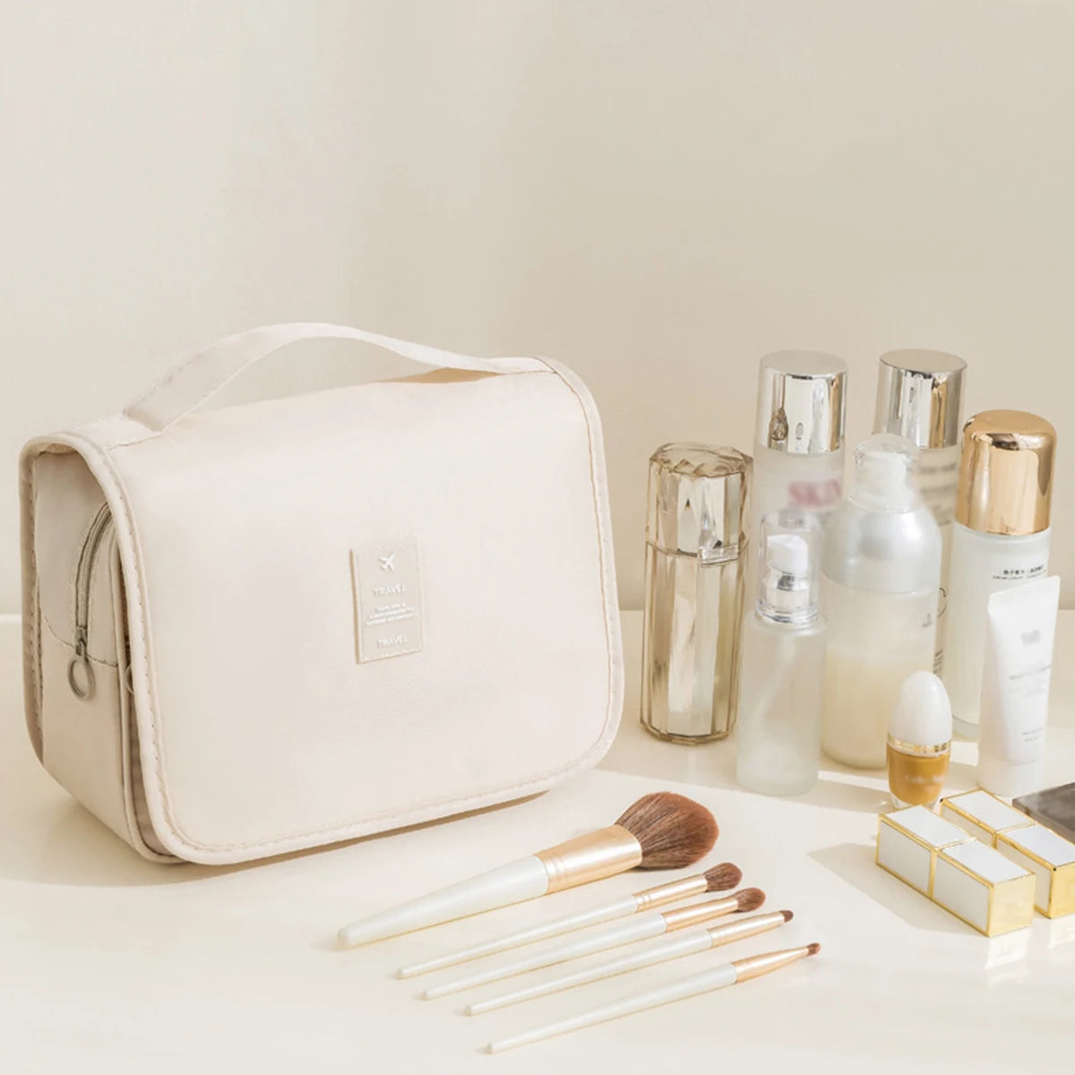 Un sac de voyage multifonctionnel qui peut être suspendu avec séparation sèche et humide, une trousse de toilette et de rangement à main, un ensemble