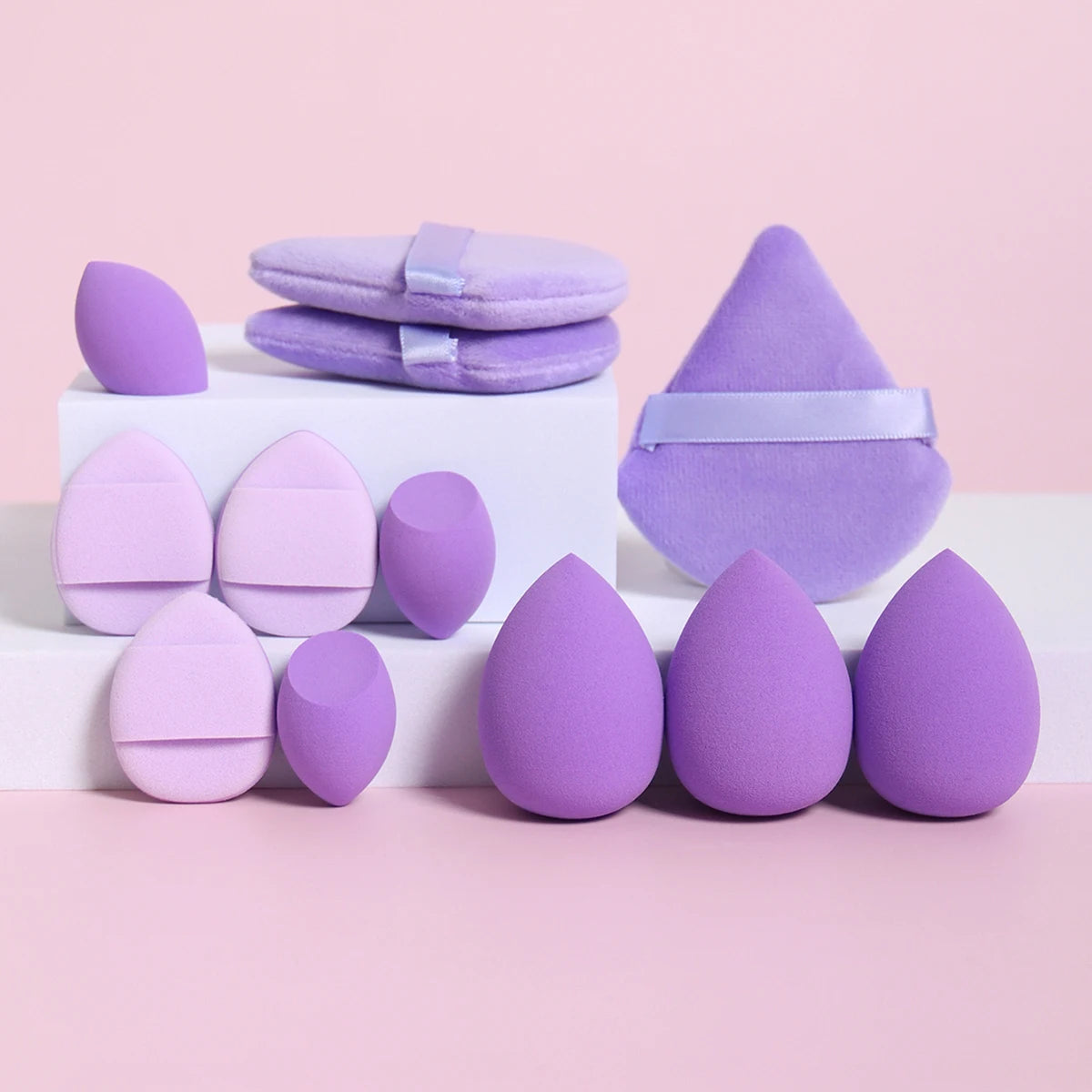 Ensemble de 12 éponges à maquillage tout usage, composé de 3 houppettes à poudre libre, 3 mini houppettes coussin d'air, 3 œufs de beauté et 3 mini éponges à maquillage.