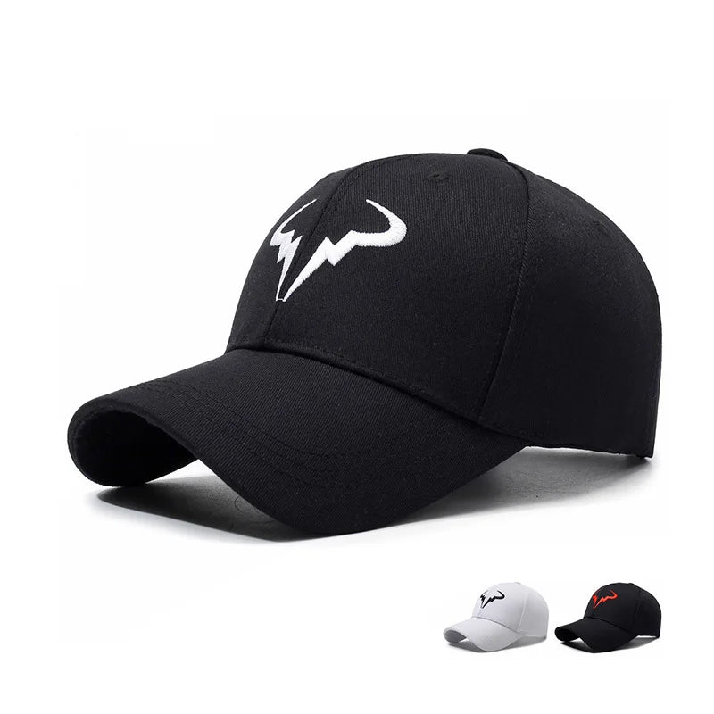 Casquette de baseball noire élégante avec logo unique en forme de corne de taureau blanc, idéale pour un usage quotidien et les activités de plein air