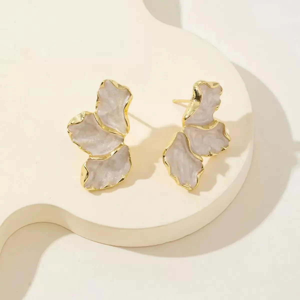 Boucles d'oreilles à dos irrégulier plaqué or, Design lourd, boucles d'oreilles à fleurs crème de haute qualité, le meilleur cadeau de famille pour moi