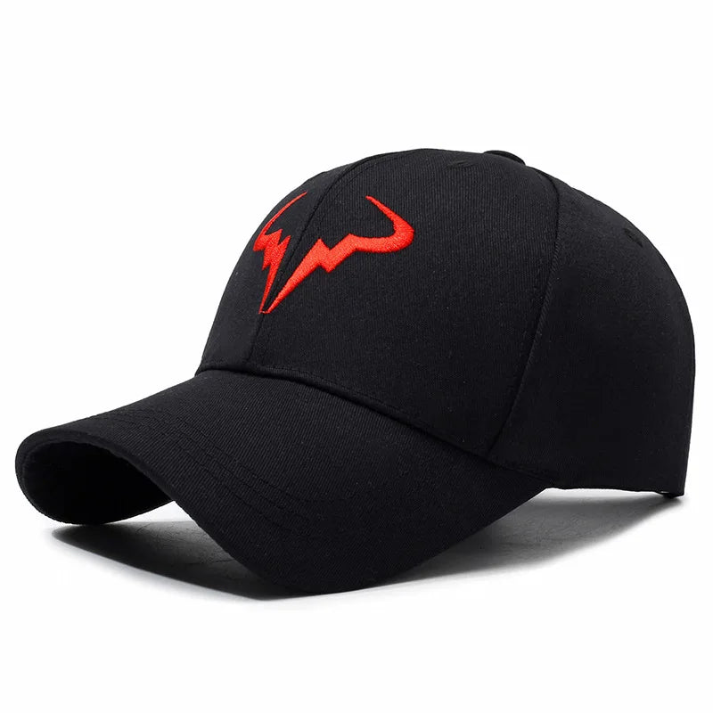 Casquette de baseball noire élégante avec logo unique en forme de corne de taureau blanc, idéale pour un usage quotidien et les activités de plein air