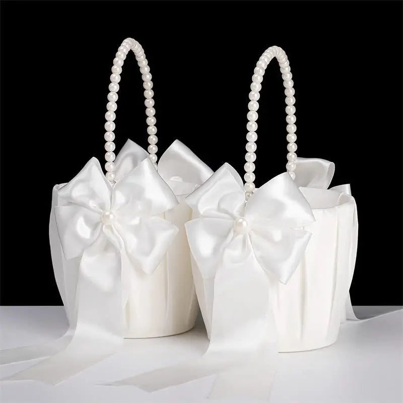 Panier à fleurs pliable avec poignée en nacre, blanc satiné, style western rustique, nœud papillon, idéal pour les mariages.