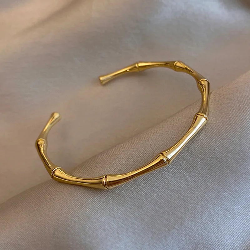 1 bracelet plaqué or en acier inoxydable et titane incrusté de zircon, style classique et simple, adapté à un usage quotidien pour femme