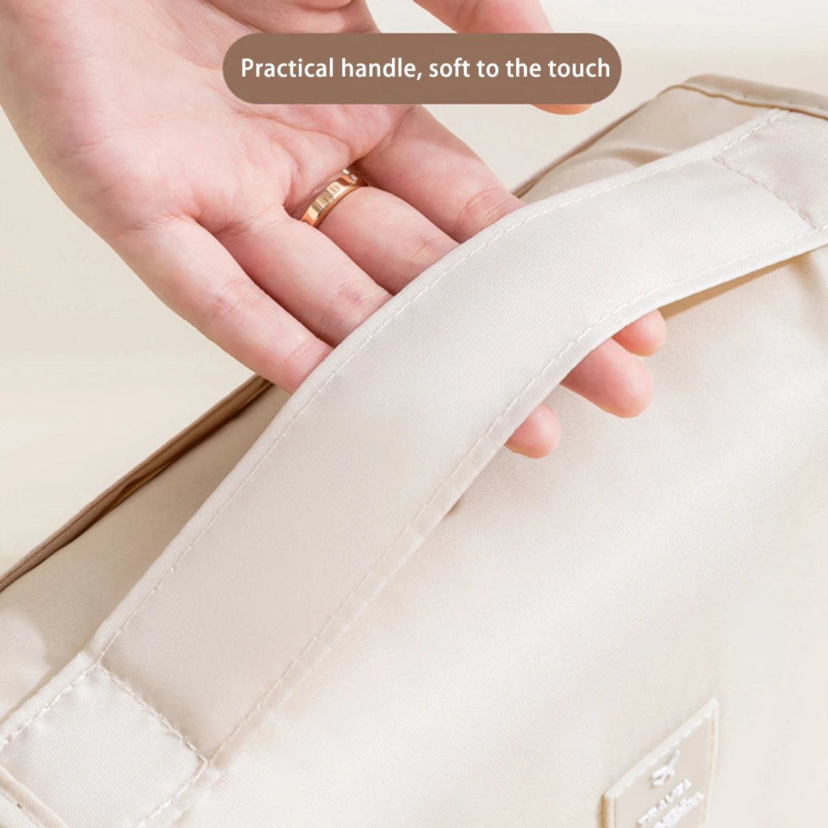 Un sac de voyage multifonctionnel qui peut être suspendu avec séparation sèche et humide, une trousse de toilette et de rangement à main, un ensemble