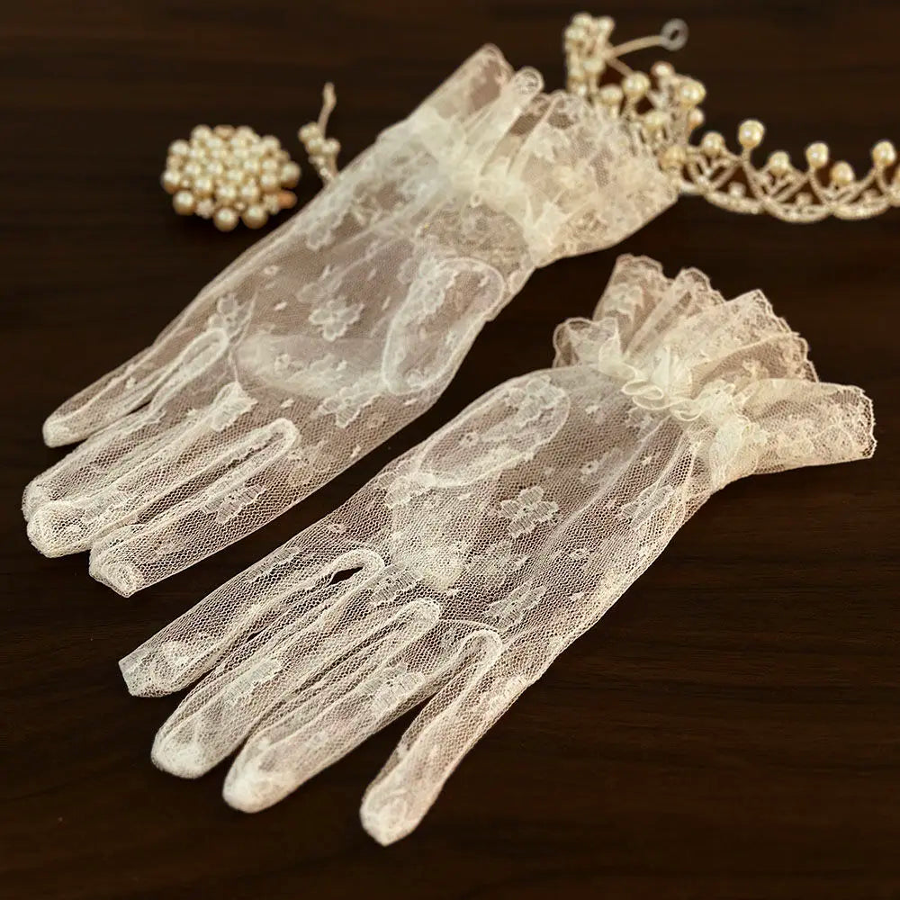 Gants de mariée vintage en dentelle blanche à nœud papillon et perles, ornés d'un nœud papillon. Gants pour photo de mariage