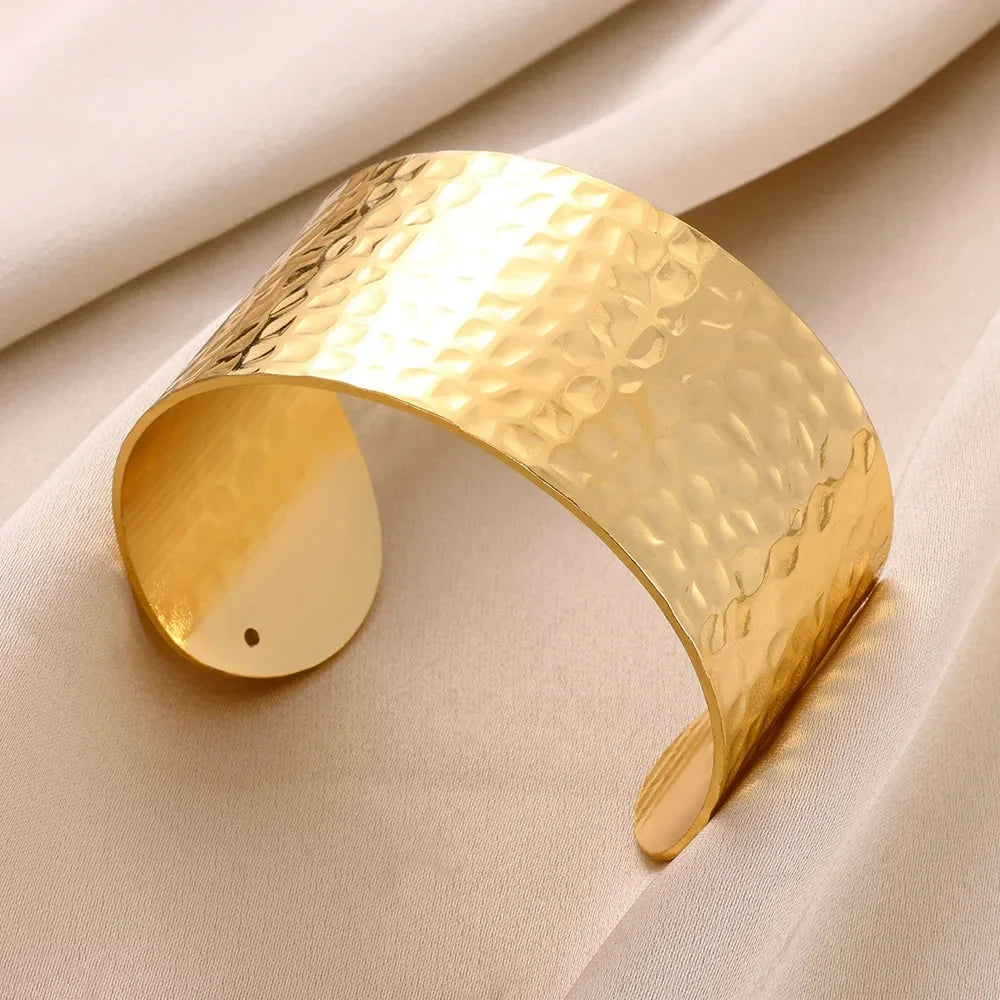 Bracelet classique à Texture ridée pour femmes, couleur or, manchette exquise, en acier inoxydable, ornement à la main, bijoux Punk