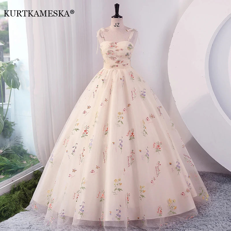 Robe de soirée longue de luxe brodée de fleurs, collection été 2025, idéale pour les bals, les mariages et les séances photo. Parfaite pour les fêtes et les réceptions formelles