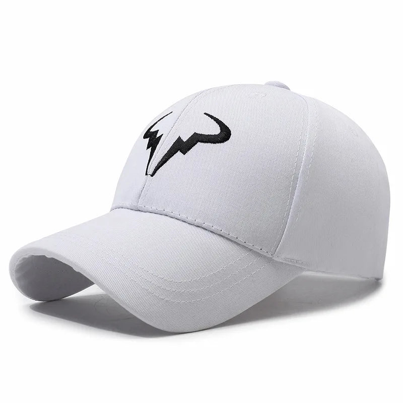 Casquette de baseball noire élégante avec logo unique en forme de corne de taureau blanc, idéale pour un usage quotidien et les activités de plein air