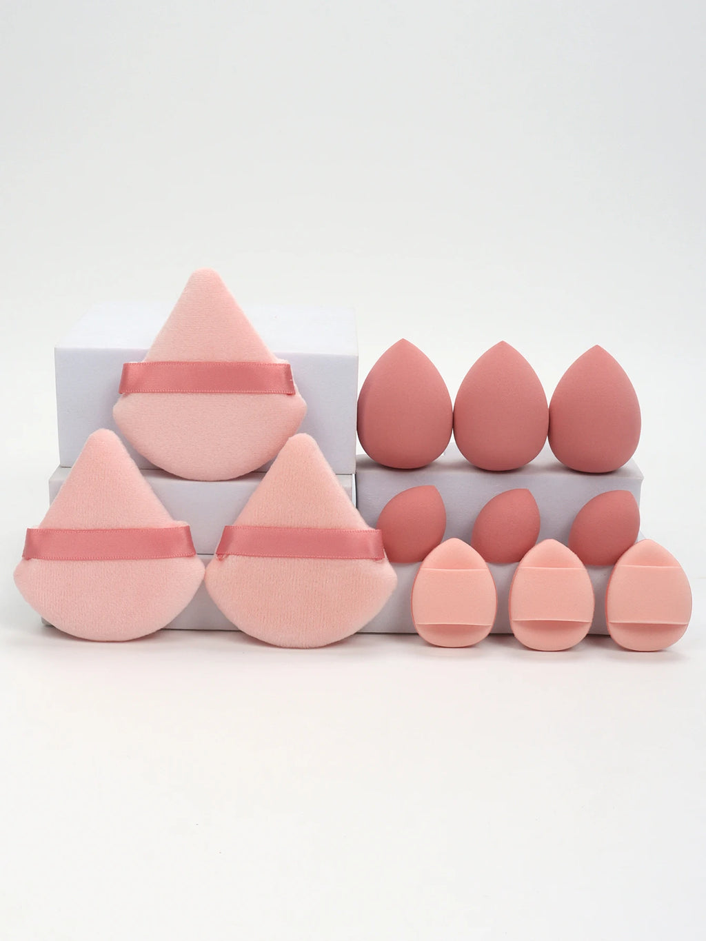 Ensemble de 12 éponges à maquillage tout usage, composé de 3 houppettes à poudre libre, 3 mini houppettes coussin d'air, 3 œufs de beauté et 3 mini éponges à maquillage.