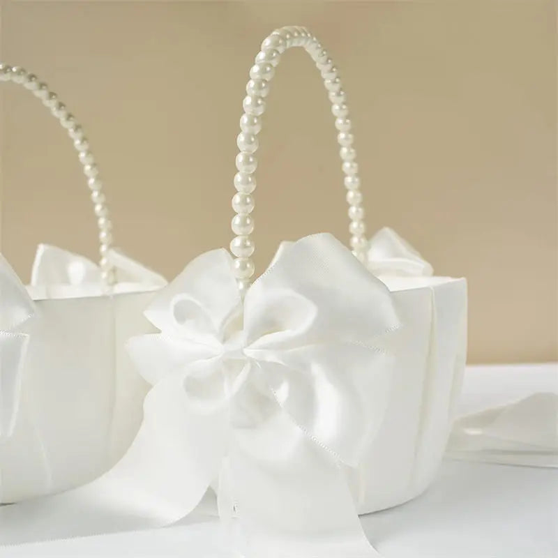 Panier à fleurs pliable avec poignée en nacre, blanc satiné, style western rustique, nœud papillon, idéal pour les mariages.