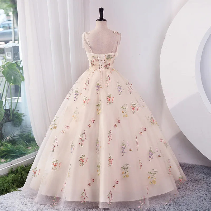 Robe de soirée longue de luxe brodée de fleurs, collection été 2025, idéale pour les bals, les mariages et les séances photo. Parfaite pour les fêtes et les réceptions formelles