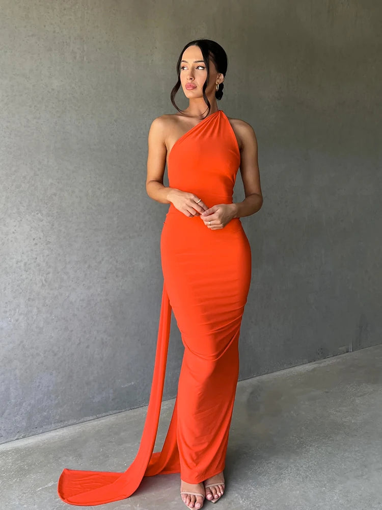 Robe maxi sexy Hugcitar asymétrique dos nu à bretelles, avec boucle d'écharpe ajustable et fronces. Tenue élégante style streetwear Y2K pour festival