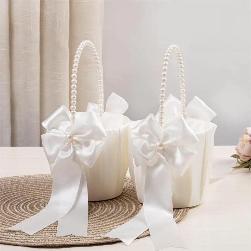 Panier à fleurs pliable avec poignée en nacre, blanc satiné, style western rustique, nœud papillon, idéal pour les mariages.