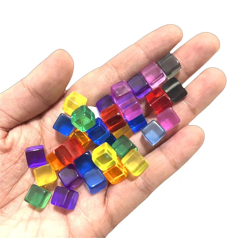 Lot de 100 dés cubiques transparents de 8 mm, pièces d'échecs, jetons, dés en cristal à coins carrés transparents pour jeux de société et puzzles