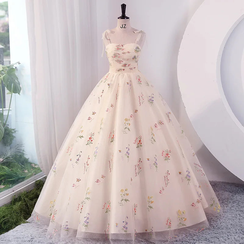 Robe de soirée longue de luxe brodée de fleurs, collection été 2025, idéale pour les bals, les mariages et les séances photo. Parfaite pour les fêtes et les réceptions formelles