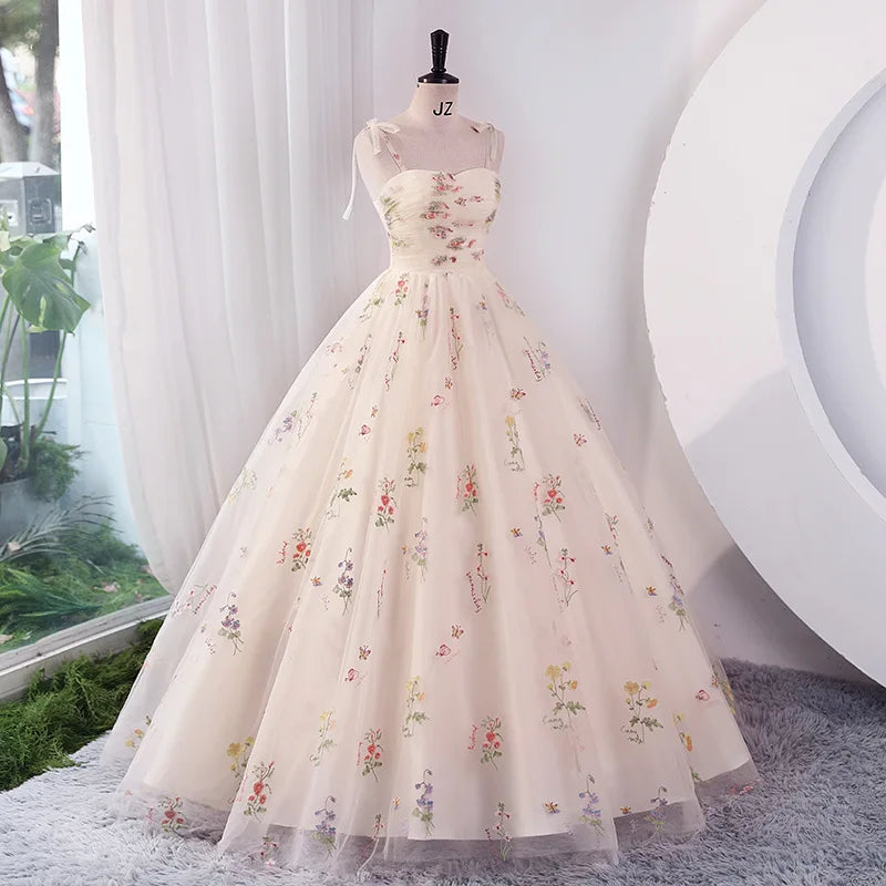 Robe de soirée longue de luxe brodée de fleurs, collection été 2025, idéale pour les bals, les mariages et les séances photo. Parfaite pour les fêtes et les réceptions formelles