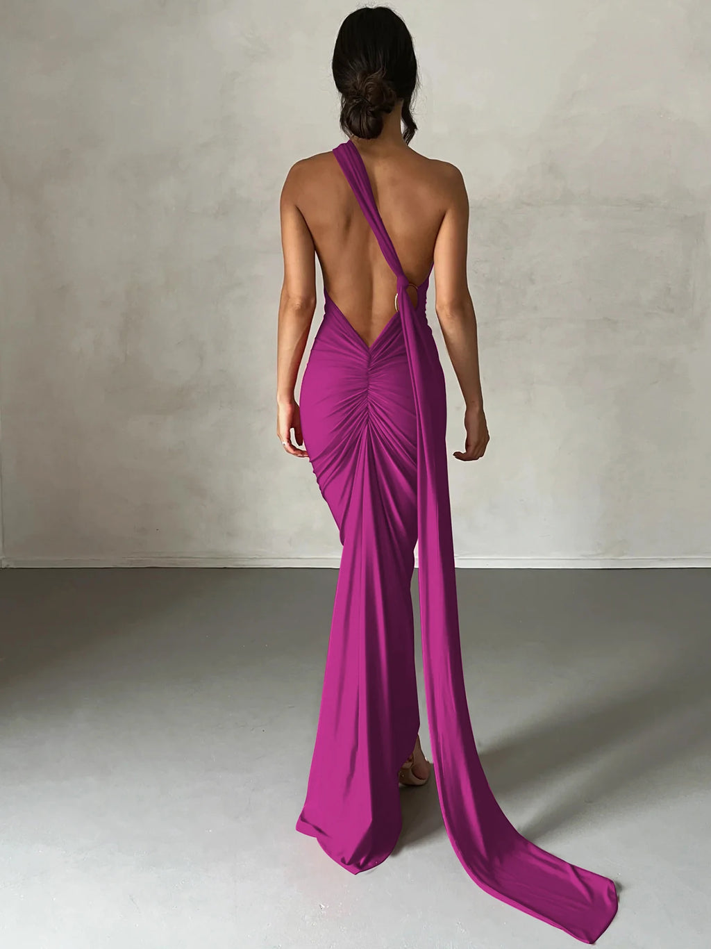 Robe maxi sexy Hugcitar asymétrique dos nu à bretelles, avec boucle d'écharpe ajustable et fronces. Tenue élégante style streetwear Y2K pour festival