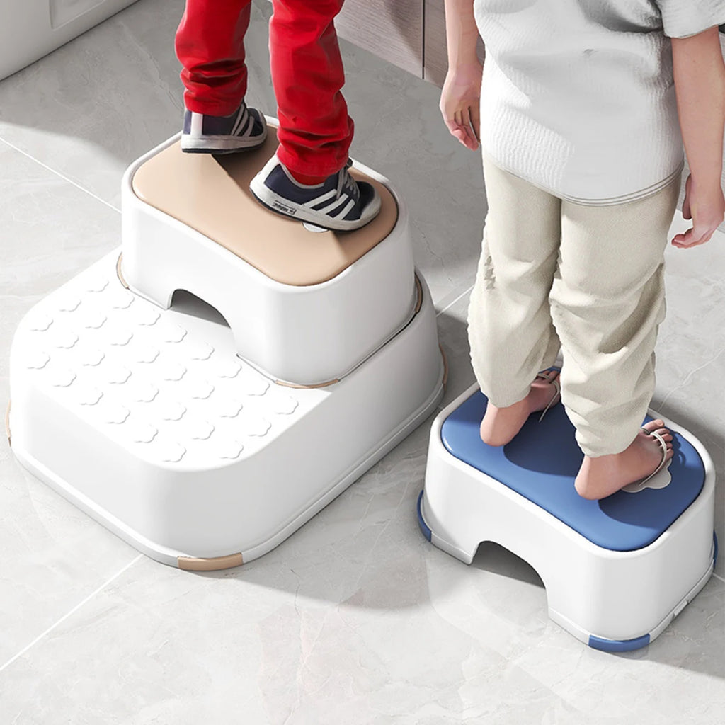 Marche pied de salle de bain antidérapant pour enfants WORTHBUY, idéal pour l'apprentissage de la sécurité et le lavage des mains dans le salon ou la salle de bain.
