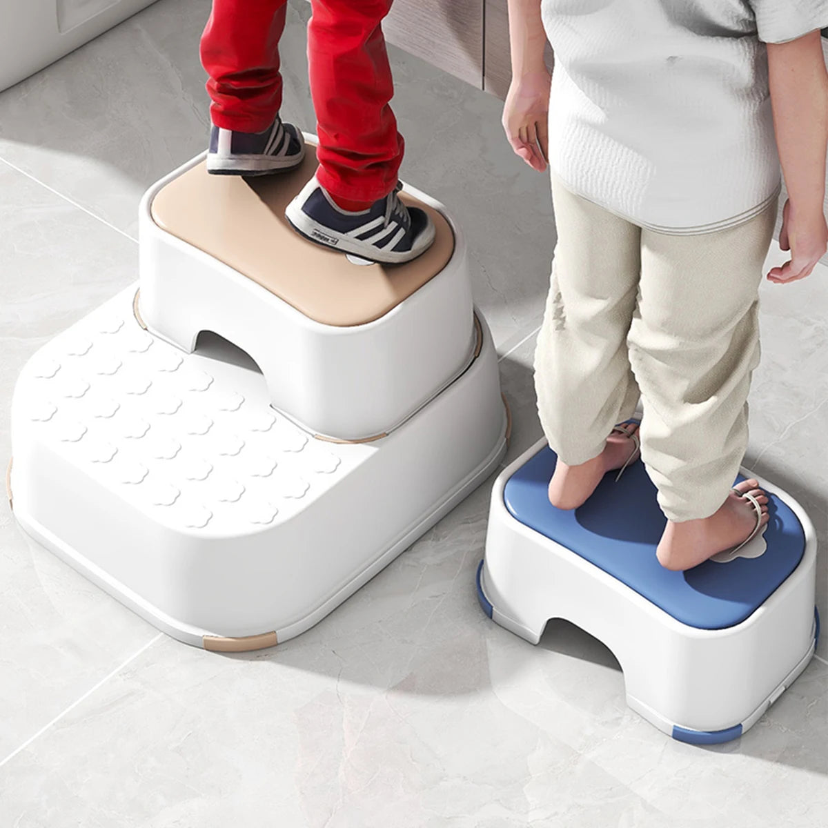Marche pied de salle de bain antidérapant pour enfants WORTHBUY, idéal pour l'apprentissage de la sécurité et le lavage des mains dans le salon ou la salle de bain.