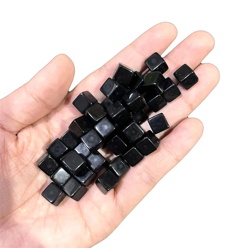 Lot de 100 dés cubiques transparents de 8 mm, pièces d'échecs, jetons, dés en cristal à coins carrés transparents pour jeux de société et puzzles