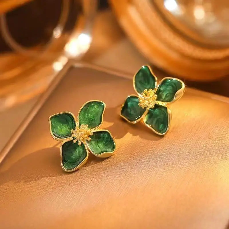 Boucles d'oreilles à fleurs d'huile goutte à goutte de couleur blanche pour femmes, clou d'oreille en galvanoplastie à quatre pétales, nouveaux bijoux Vintage pour filles à la mode