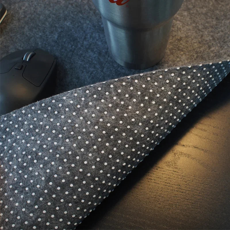 Tapis de bureau d'ordinateur doux et respirant, grand format, en feutre de laine, antidérapant, pour ordinateur portable et souris gamer. Simple et confortable par temps froid.