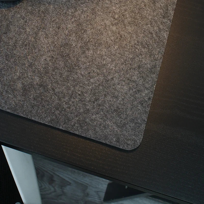 Tapis de bureau d'ordinateur doux et respirant, grand format, en feutre de laine, antidérapant, pour ordinateur portable et souris gamer. Simple et confortable par temps froid.