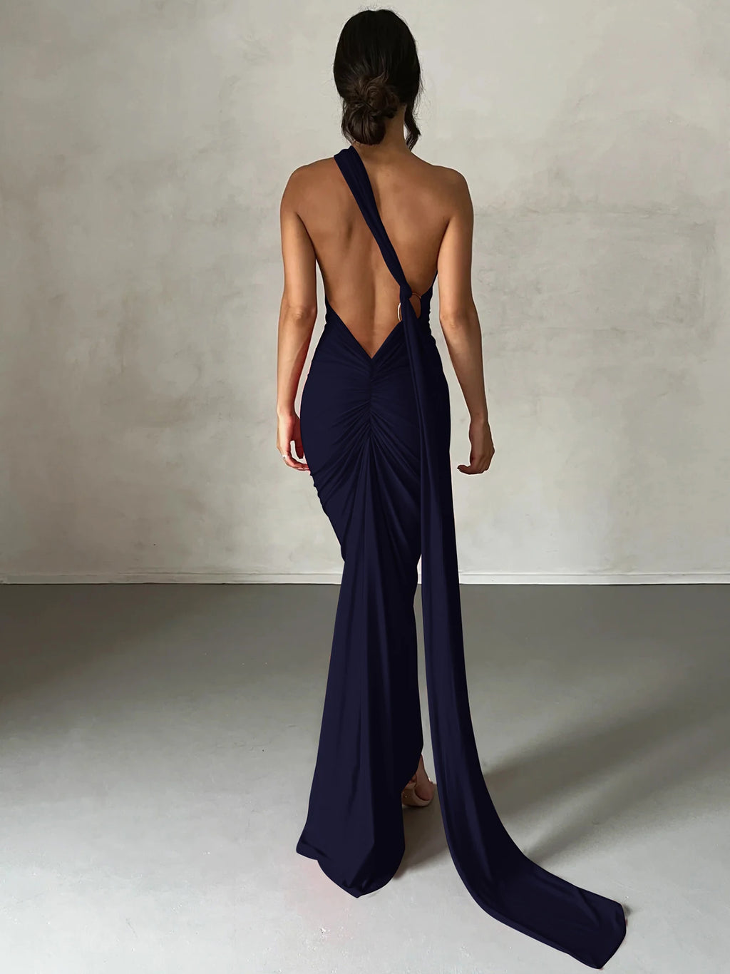 Robe maxi sexy Hugcitar asymétrique dos nu à bretelles, avec boucle d'écharpe ajustable et fronces. Tenue élégante style streetwear Y2K pour festival