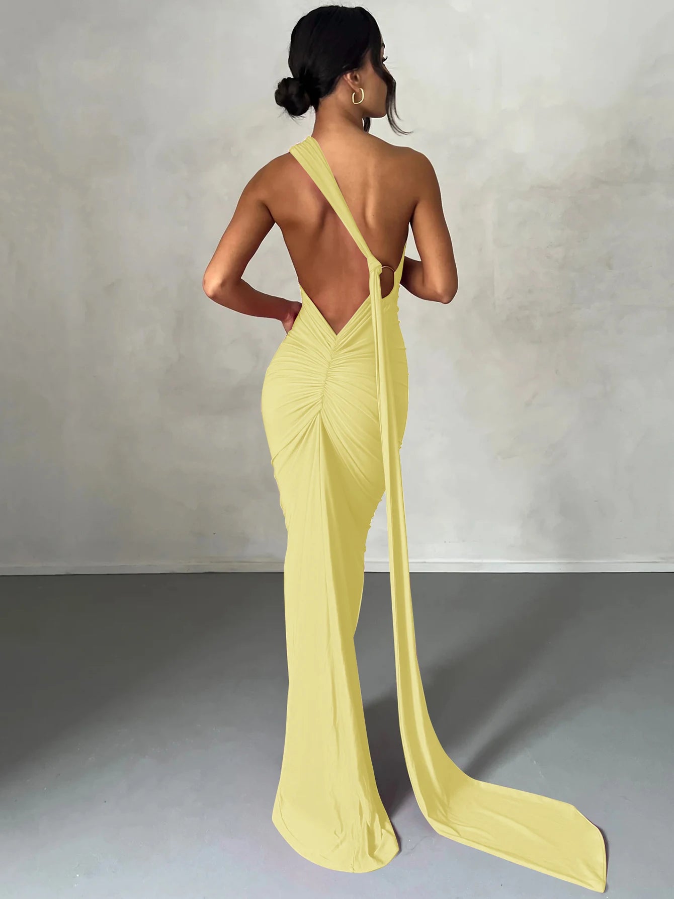 Robe maxi sexy Hugcitar asymétrique dos nu à bretelles, avec boucle d'écharpe ajustable et fronces. Tenue élégante style streetwear Y2K pour festival