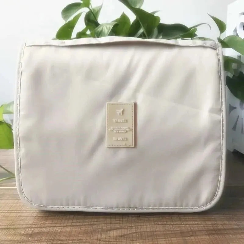 Un sac de voyage multifonctionnel qui peut être suspendu avec séparation sèche et humide, une trousse de toilette et de rangement à main, un ensemble