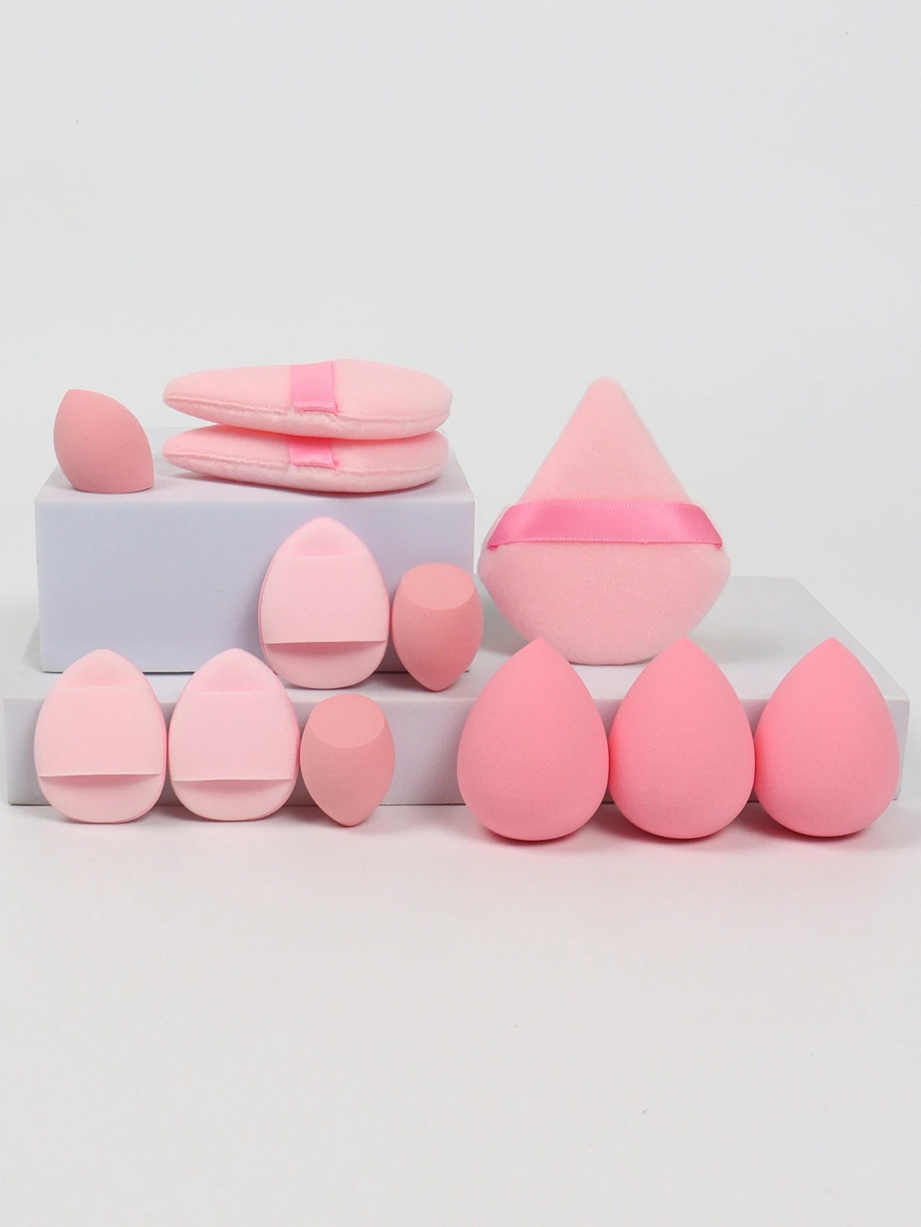 Ensemble de 12 éponges à maquillage tout usage, composé de 3 houppettes à poudre libre, 3 mini houppettes coussin d'air, 3 œufs de beauté et 3 mini éponges à maquillage.