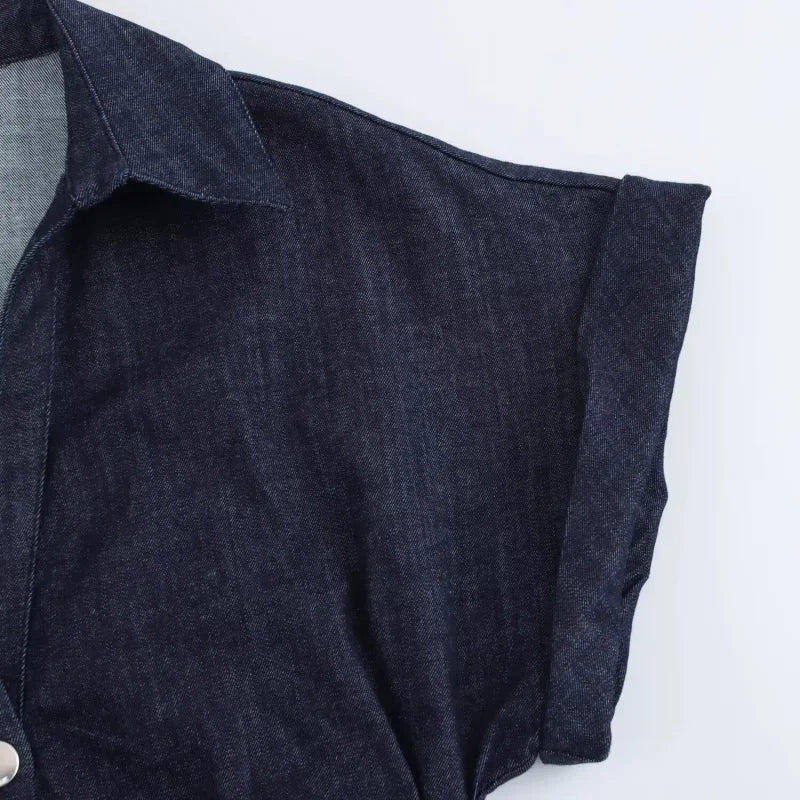 Robe midi en denim de la collection printemps 1975, avec revers, fermeture éclair latérale, coupe cintrée et élégante
