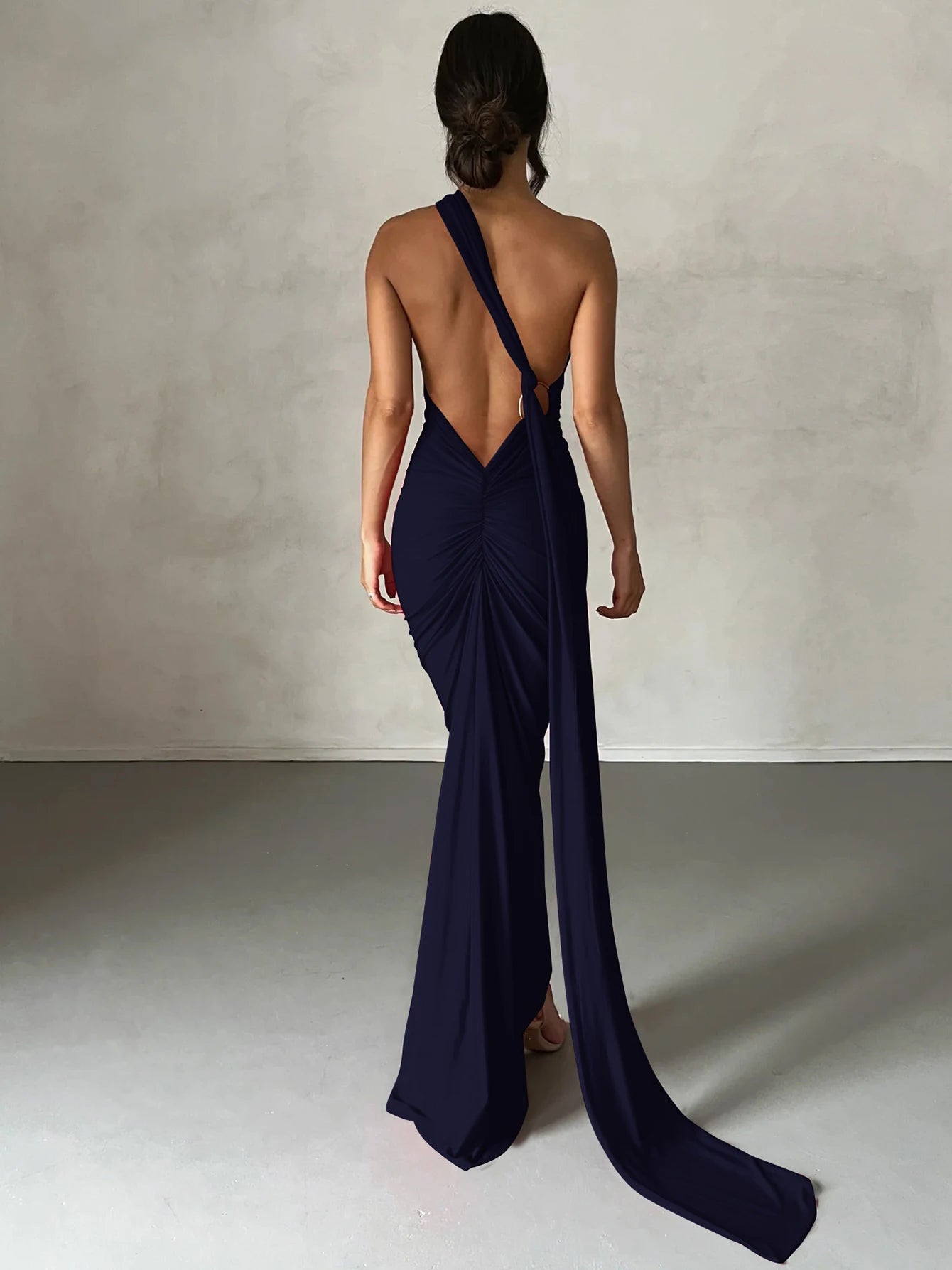 Robe maxi sexy Hugcitar asymétrique dos nu à bretelles, avec boucle d'écharpe ajustable et fronces. Tenue élégante style streetwear Y2K pour festival