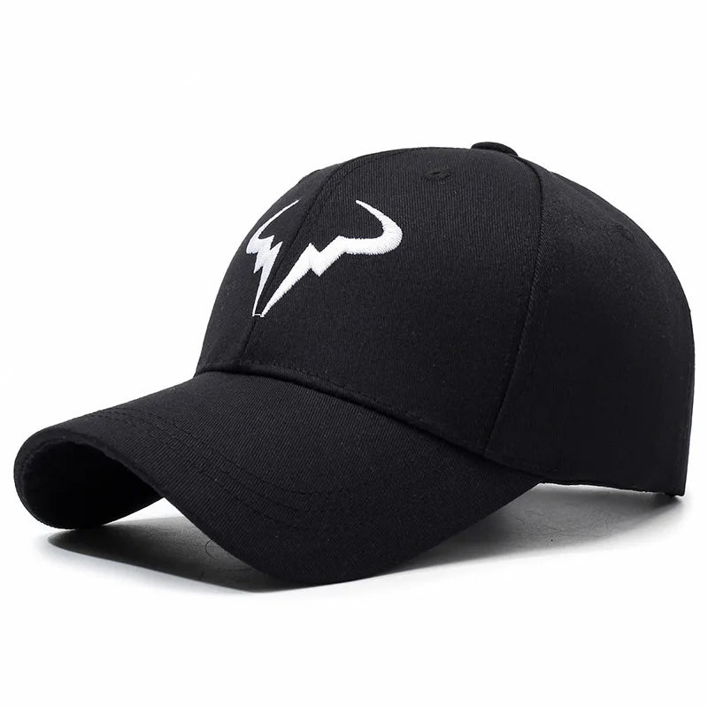 Casquette de baseball noire élégante avec logo unique en forme de corne de taureau blanc, idéale pour un usage quotidien et les activités de plein air