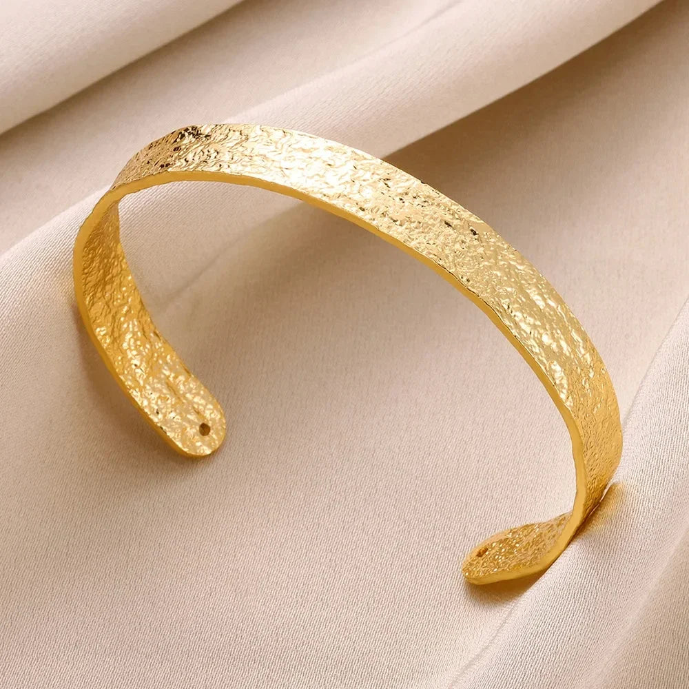 Bracelet classique à Texture ridée pour femmes, couleur or, manchette exquise, en acier inoxydable, ornement à la main, bijoux Punk