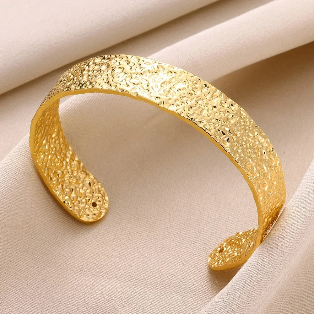 Bracelet classique à Texture ridée pour femmes, couleur or, manchette exquise, en acier inoxydable, ornement à la main, bijoux Punk
