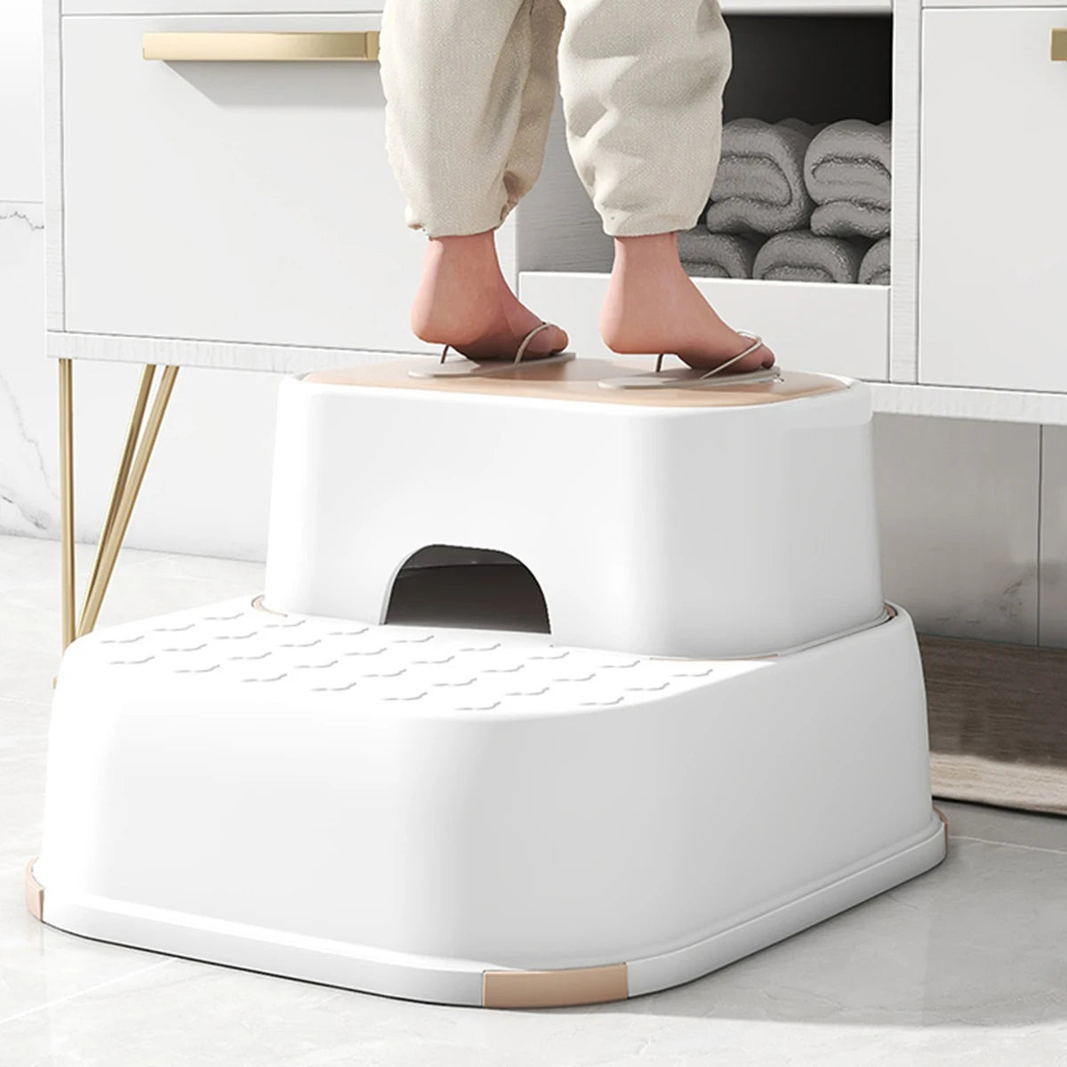 Marche pied de salle de bain antidérapant pour enfants WORTHBUY, idéal pour l'apprentissage de la sécurité et le lavage des mains dans le salon ou la salle de bain.